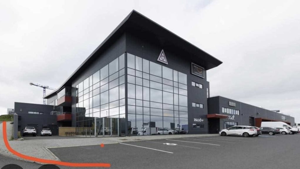 Húsið þar sem Anastasia Beauty Studio er, með ör sem sýnir leiðina